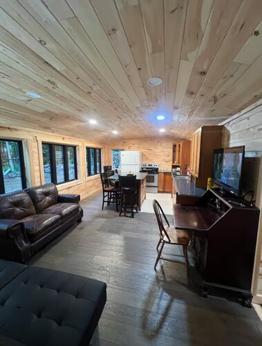 Charming 1-bedroom house with WiFi, Fireplace, Wooded Walking Trails