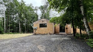 Exterior - Charming 1-bedroom house with WiFi, Fireplace, Wooded Walking Trails (Rumford)