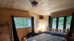 Room - Charming 1-bedroom house with WiFi, Fireplace, Wooded Walking Trails (Rumford)