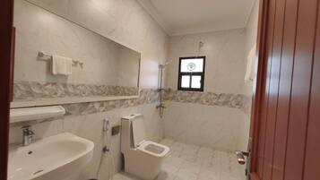 Studio Deluks, pemandangan kota | Kamar mandi | Shower, jubah mandi, sandal, dan handuk