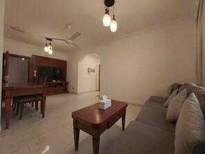Deluxe Studio, City View | Living area