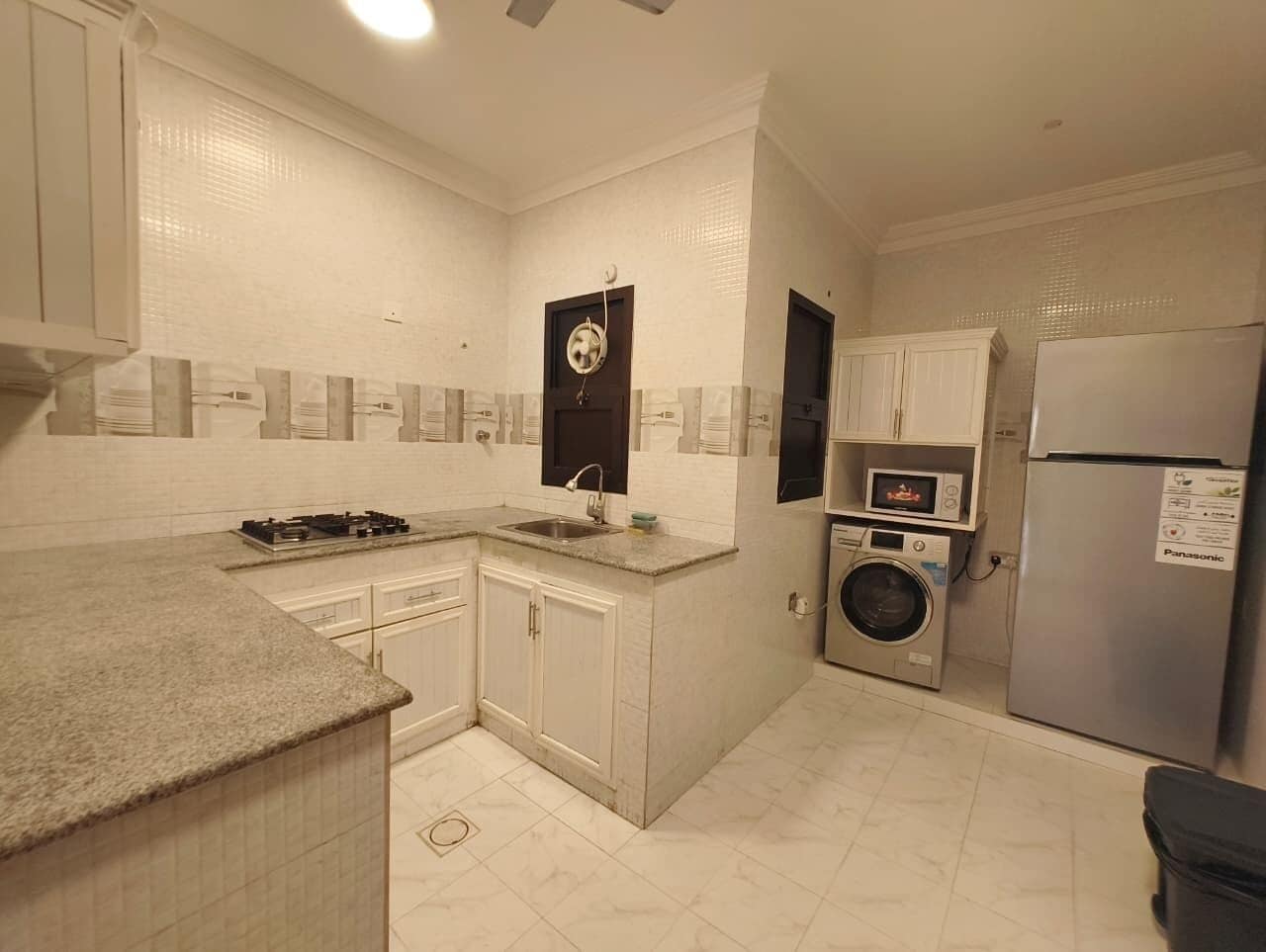 Studio Deluks, pemandangan kota | Dapur pribadi | Lemari es besar, microwave, oven, dan kompor