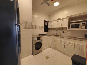 Appartamento familiare, 2 camere da letto, cucina, piano elevato | Cucina privata | Frigorifero con congelatore, microonde, forno, piano cottura