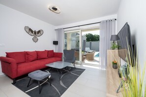 Smart TV, books - Villa Falco for families, up to 6 persons, 3 bedrooms with bathroom, pool, terrace, wifi, (Muntrilj)