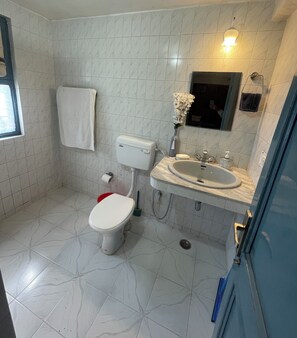 Douche, sĂšche-cheveux, serviettes fournies, savon