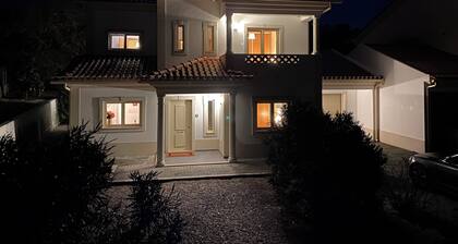 3-bedroom peaceful house with private swimming pool and whirlpool. AC & WiFi.