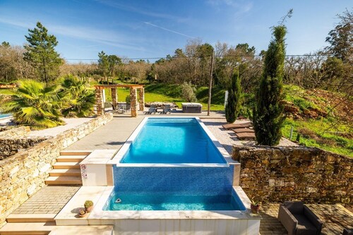 3-bedroom peaceful house with private swimming pool and whirlpool. AC & WiFi.