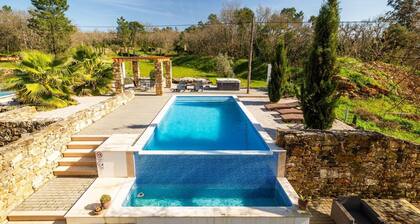 3-bedroom peaceful house with private swimming pool and whirlpool. AC & WiFi.
