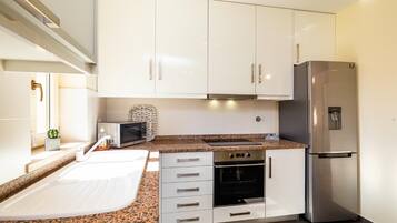 Geladeira, micro-ondas, fogão, cooktop