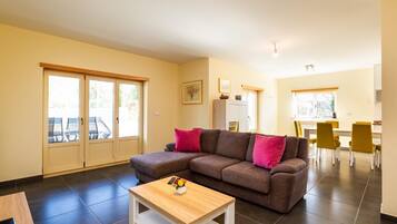 Una Smart TV, una chimenea