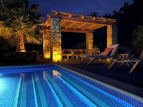 3-bedroom peaceful house with private swimming pool and whirlpool. AC & WiFi.