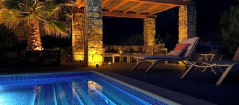 3-bedroom peaceful house with private swimming pool and whirlpool. AC & WiFi.