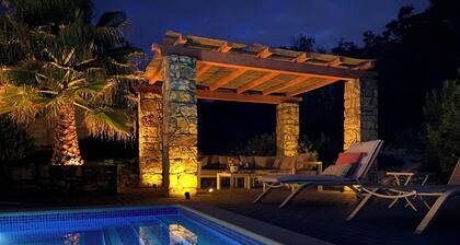 3-bedroom peaceful house with private swimming pool and whirlpool. AC & WiFi.