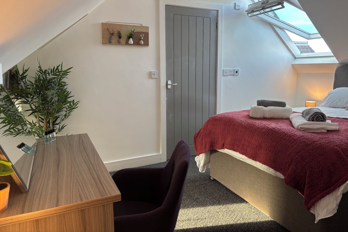 Double Room | 1 bedroom, iron/ironing board, free WiFi, bed sheets