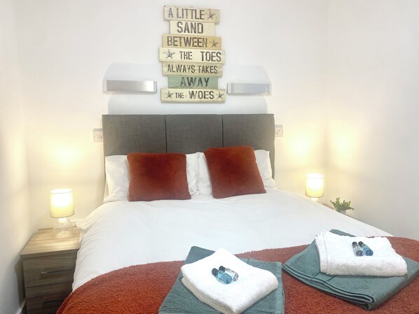 Habitación estándar doble, 1 cama doble, no fumadores, baño privado | Tabla de planchar con plancha, wifi gratis, ropa de cama