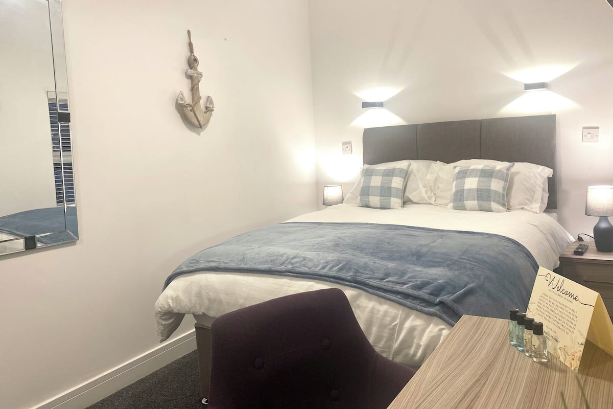 Iron/ironing board, free WiFi, bed sheets