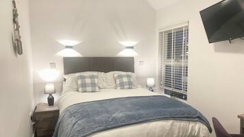 Deluxe Double Room, 1 Double Bed, Non Smoking, Ensuite | Iron/ironing board, free WiFi, bed sheets