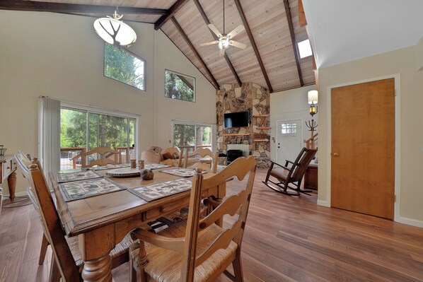 Dining - Cozy 2-bedroom chalet in charming Buckhorn area of Pioneer with WiFi, AC (Pioneer)