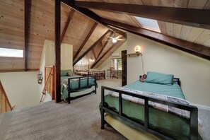 Room - Cozy 2-bedroom chalet in charming Buckhorn area of Pioneer with WiFi, AC (Pioneer)