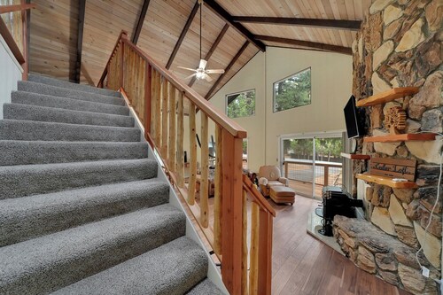 Cozy 2-bedroom chalet in charming Buckhorn area of Pioneer with WiFi, AC