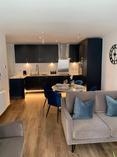 The Sunrise Den-Lovely 2 bedroom apartment/Parking