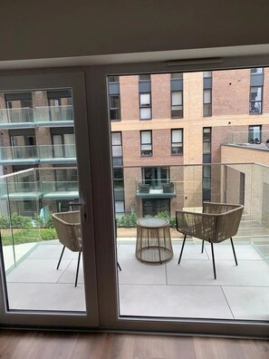 Interior - The Sunrise Den-Lovely 2 bedroom apartment/Parking (Harlow)