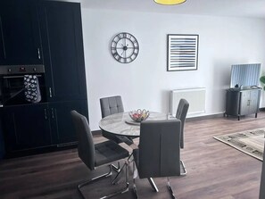 Dining - The Sunrise Den-Lovely 2 bedroom apartment/Parking (Harlow)