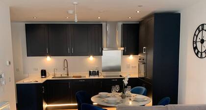The Sunrise Den-Lovely 2 bedroom apartment/Parking