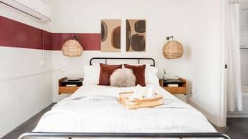 Escritorio, tabla de planchar con plancha, wifi y ropa de cama