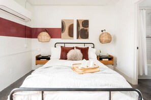 1 habitación, tabla de planchar con plancha y ropa de cama 