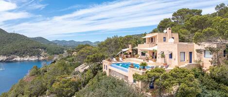 المنشأة من الخارج