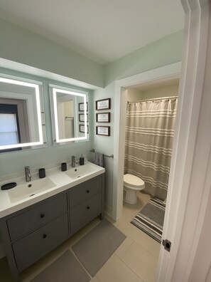 Hair dryer, towels, soap, toilet paper - LexFunZone! Fam/Friendly Oasis! Great Park/Neighborhd! Hottub! GameRm! Sleep 8! (Lexington)