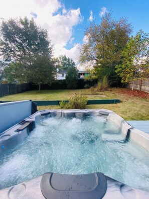 Outdoor spa tub - LexFunZone! Fam/Friendly Oasis! Great Park/Neighborhd! Hottub! GameRm! Sleep 8! (Lexington)