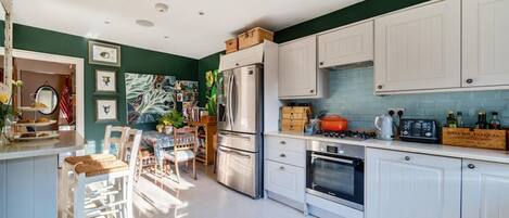 Casa | Cocina privada | Refrigerador, microondas, horno y parrilla de estufa