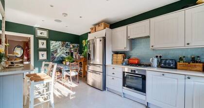 Cobham Home With Annex - Sleeps 6 - bbq & Fire pit