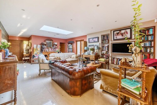 Cobham Home With Annex - Sleeps 6 - bbq & Fire pit