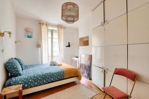 1 slaapkamer, een strijkplank/strijkijzer, wifi, beddengoed