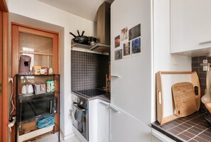Frigorífico, microondas, horno y placa de cocina