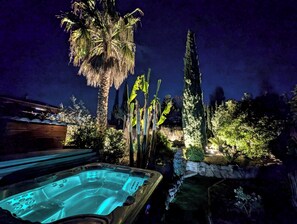 Bañera de hidromasaje al aire libre