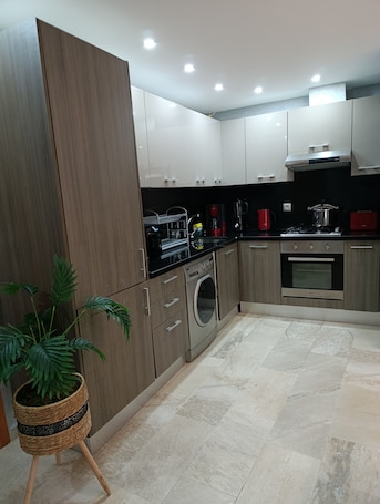 Full-size fridge, microwave, oven, stovetop