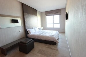 Family Apartment, Beach View | Hypo-allergenic bedding, down comforters, in-room safe, laptop workspace - La Résidence La Rambla (Fnideq)