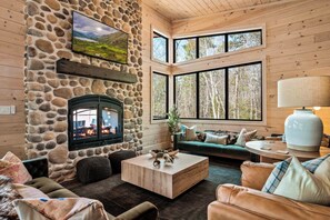 Smart TV, fireplace, video games, ping pong - 2025 (NEW) MTN RESORT: A+ LOCATION, VIEWS, PRIVACY, POOL. PRIVATE DEER SANCTUARY (Sevierville)
