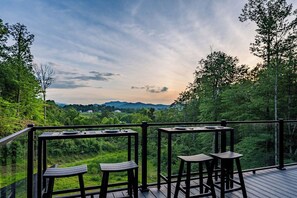 Outdoor dining - 2025 (NEW) MTN RESORT: A+ LOCATION, VIEWS, PRIVACY, POOL. PRIVATE DEER SANCTUARY (Sevierville)