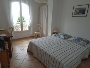 4 bedrooms, travel cot, free WiFi, bed sheets