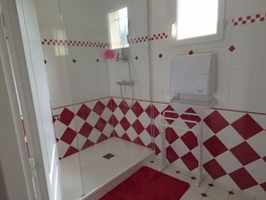 SĂšche-cheveux, serviettes fournies, savon, papier toilette