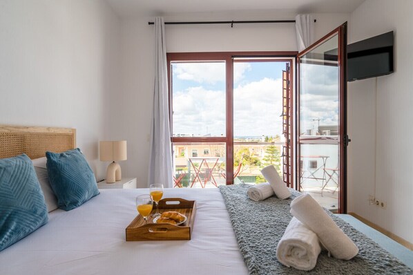 5 bedrooms, desk, iron/ironing board, WiFi