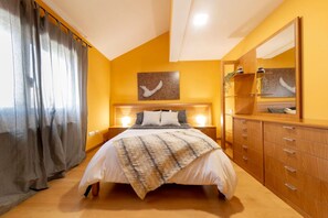 2 soverom, skrivebord, strykejern/-brett og wi-fi