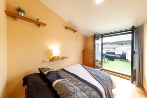 2 dormitorios, escritorio, tabla de planchar con plancha y wifi