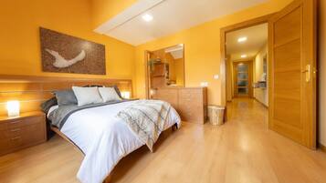 2 dormitorios, escritorio, tabla de planchar con plancha y wifi