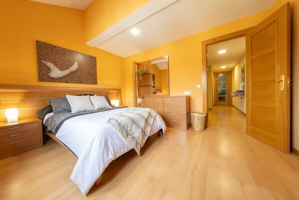 2 dormitorios, escritorio, tabla de planchar con plancha y wifi